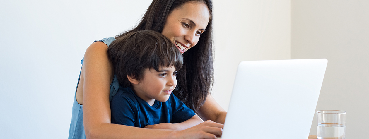5 razones Padre con hijo usando HughesNet